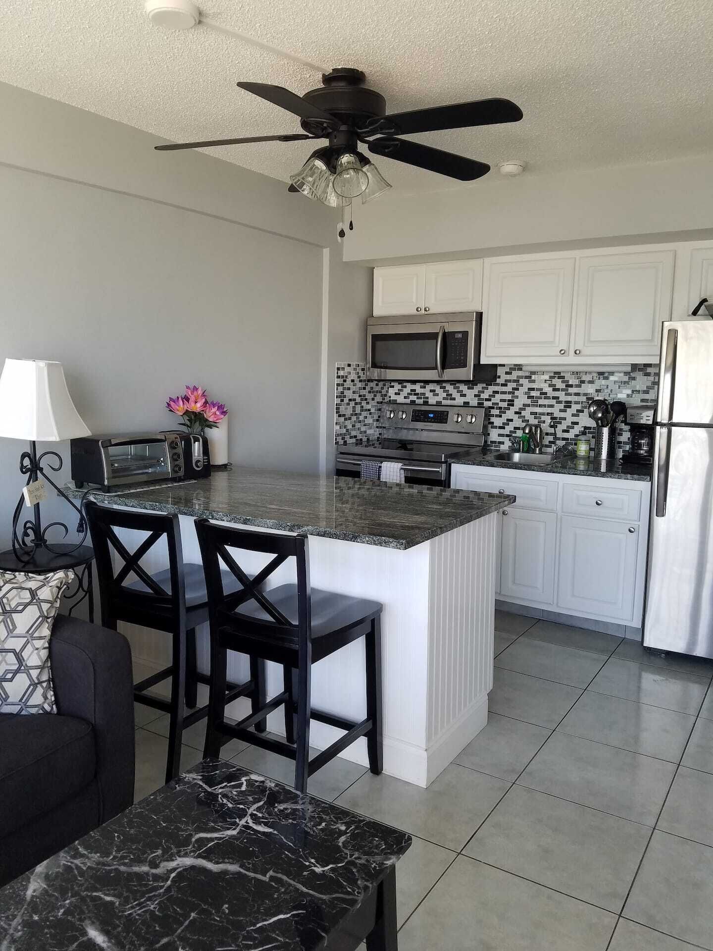 Daytona World Famous Beach, Condo 1bedroom 1 bathroom ocean views, pool is open.