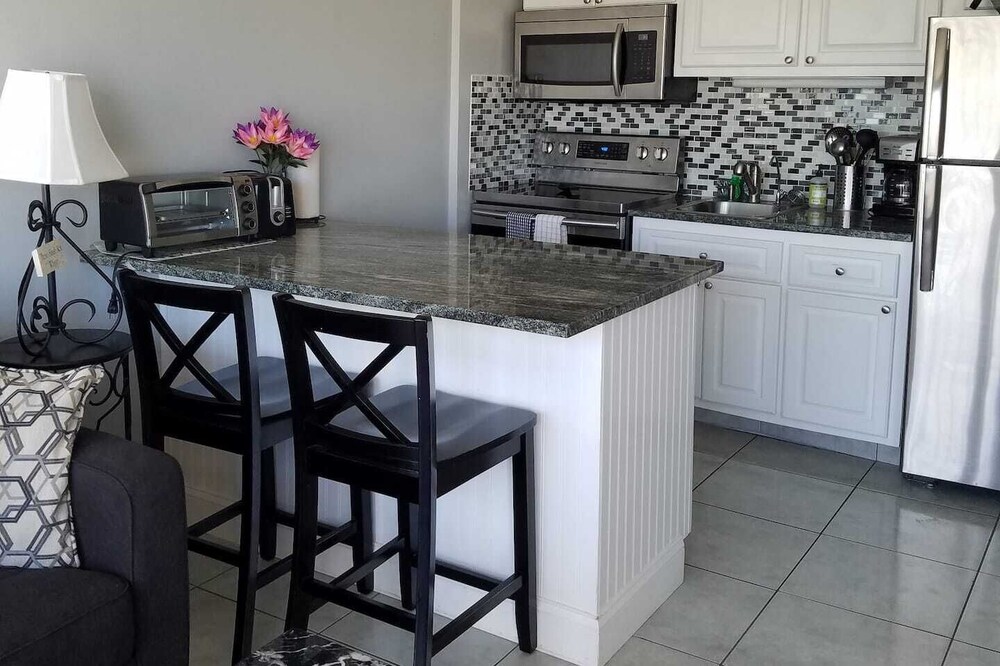 Daytona World Famous Beach, Condo 1bedroom 1 bathroom ocean views, pool is open.