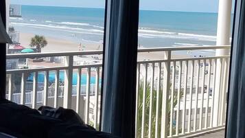 Un balcon avec vue sur la plage et l’océan.