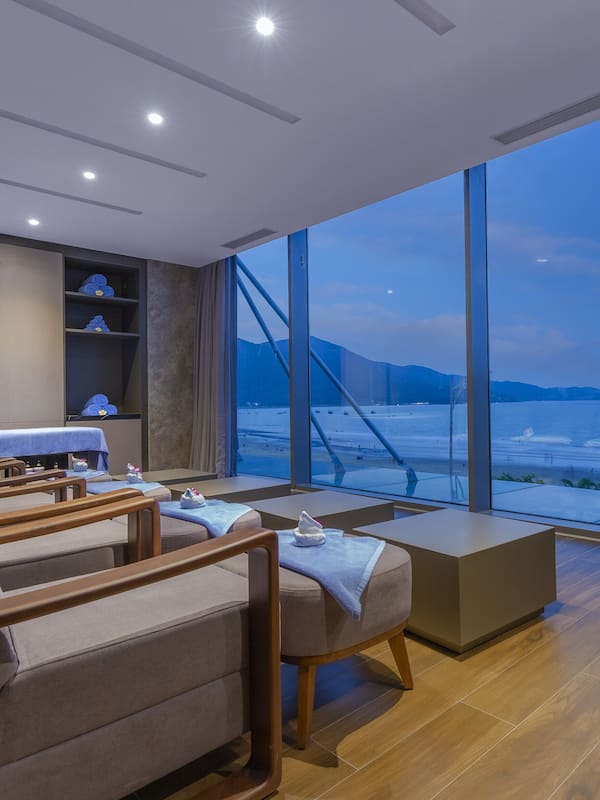 Couples treatment rooms, sauna, steam room, body treatments