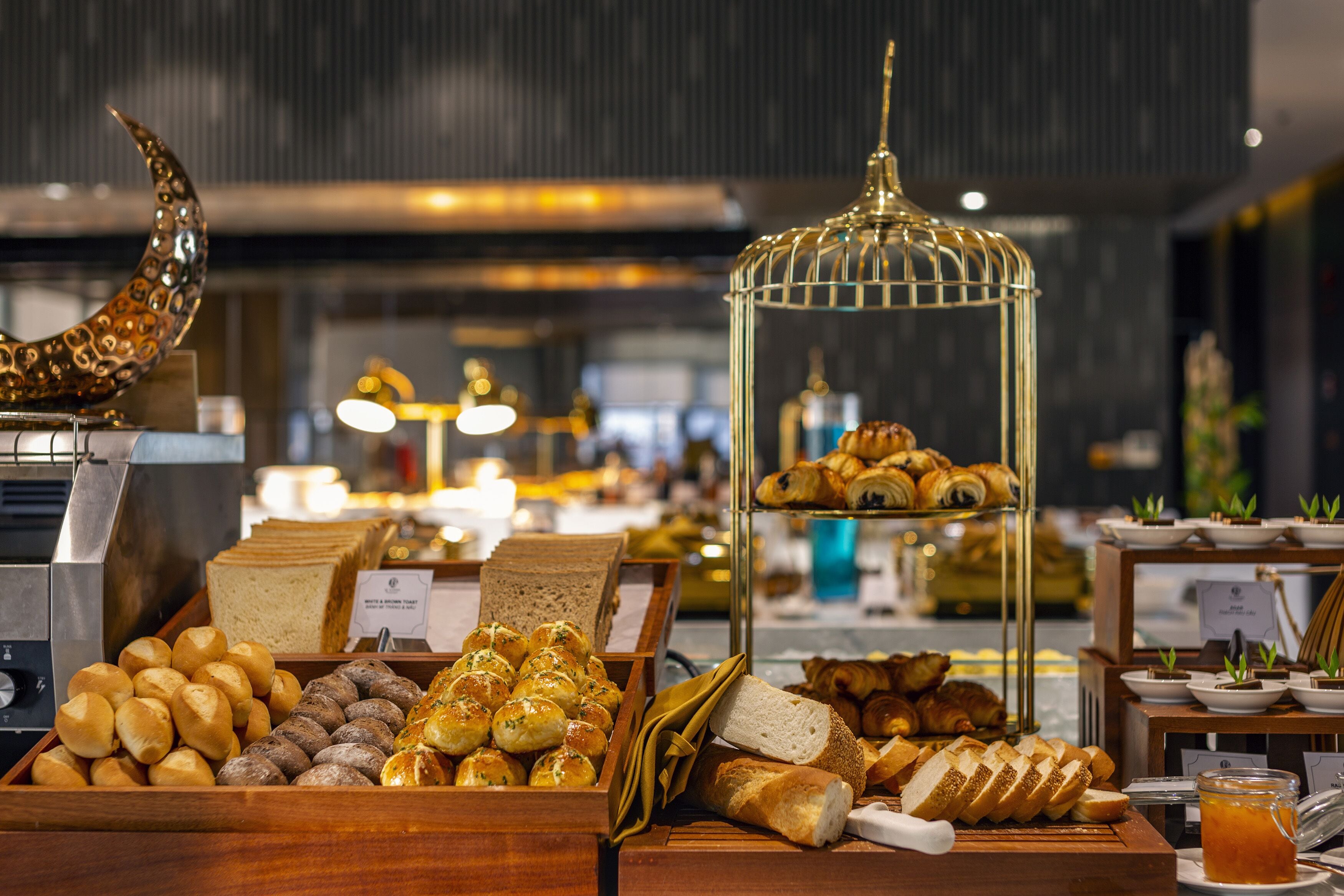 daily buffet breakfast (vnd 215000 per person)