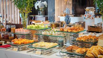 Daily buffet breakfast for a fee