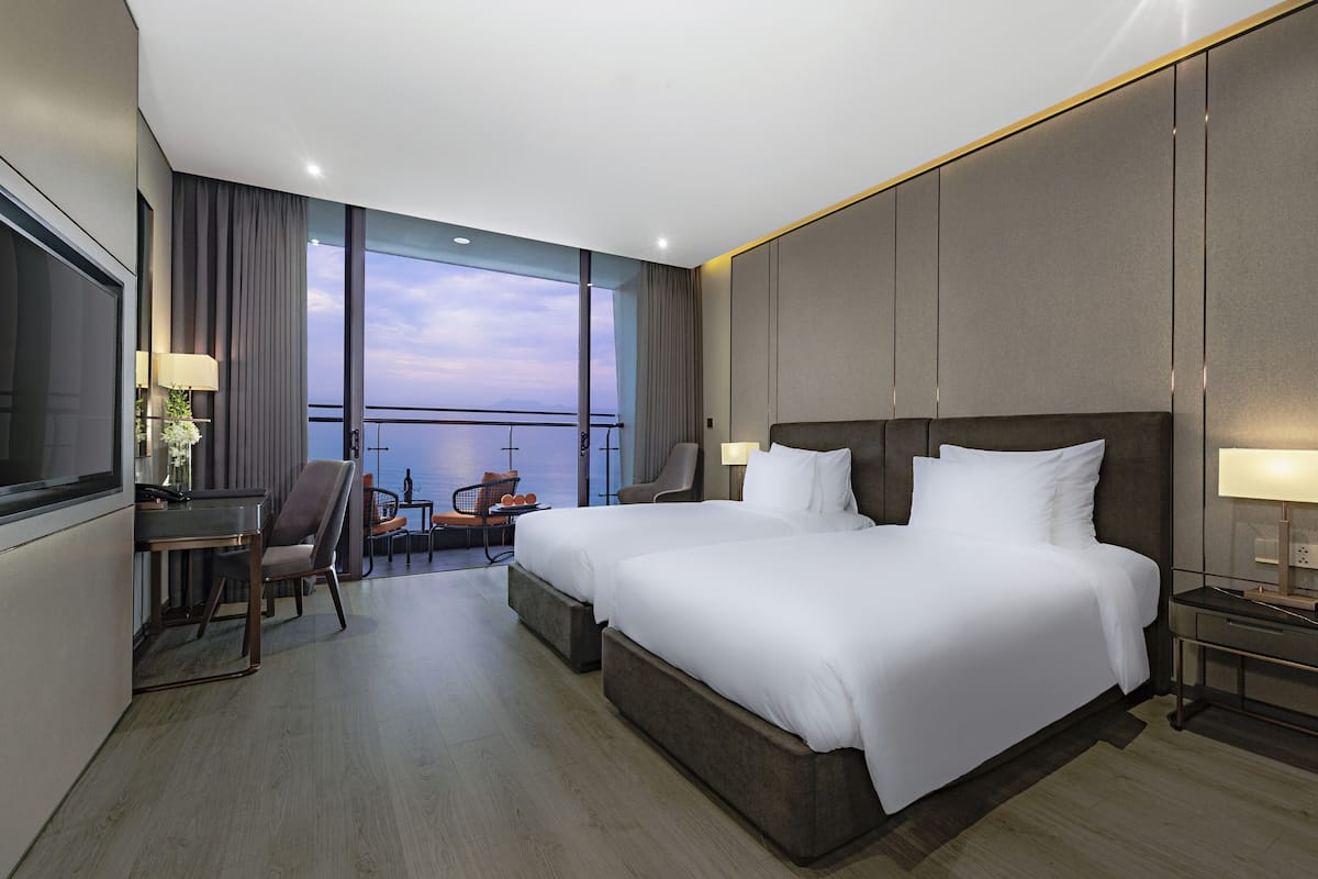 Habitación Deluxe con 2 camas individuales, vistas al mar | 1 dormitorio, minibar, caja fuerte y cortinas opacas