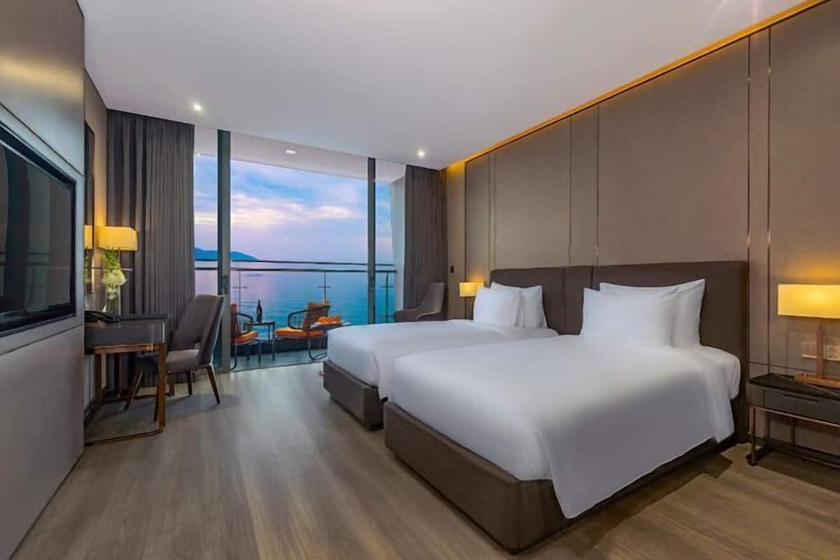 1 bedroom, minibar, in-room safe, blackout curtains