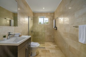 Shower, hair dryer - Villa with Modern Decor 3BR 2BA w/ Large Pool (Paradera)