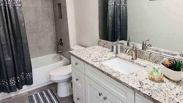Un baño moderno con bañera, inodoro y lavamanos.