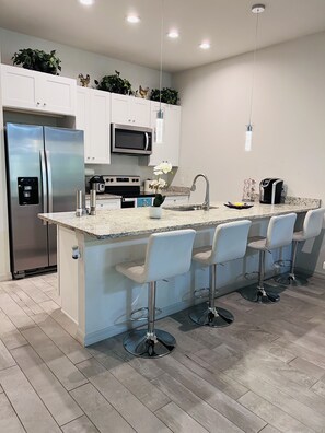 Microwave, oven, dishwasher, coffee/tea maker