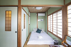Elite Villa | 2 bedrooms, desk, laptop workspace, blackout drapes - Otsuru Japanese-style Up to 6 people (Osaka)