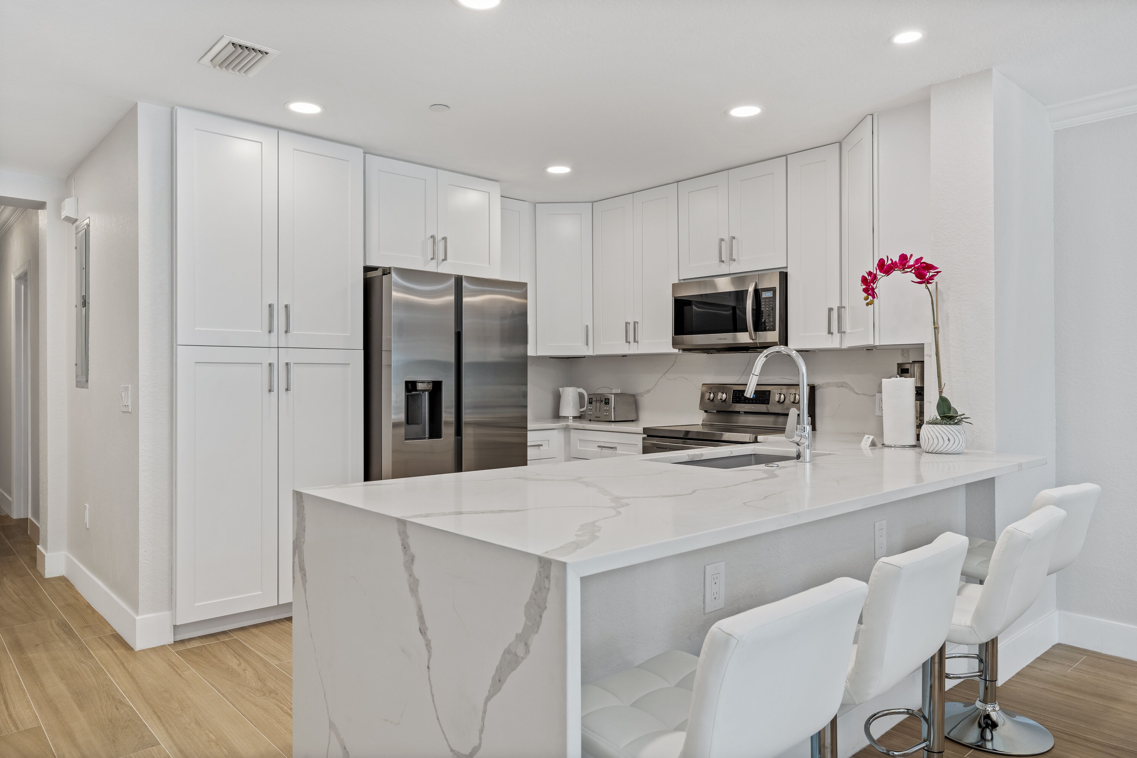 Kylskåp, mikrovågsugn, ugn och spishäll