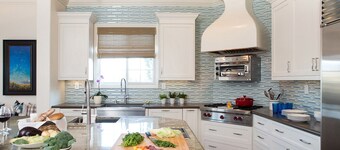 Romantic Spanish villa w/hot tub — 5 min from the beach!