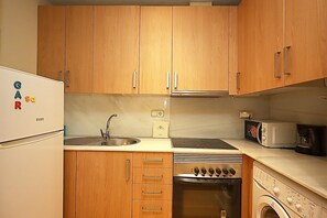 Fridge, microwave, oven, coffee/tea maker - Apartament Unió, very close to the sea, 1 bedroom, A/C, wi-fi (lloret de mar)