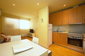 Fridge, microwave, oven, coffee/tea maker - Apartament Unió, very close to the sea, 1 bedroom, A/C, wi-fi (lloret de mar)