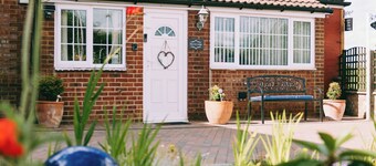 1 Bed, Sleeps 2, Free Parking, Pets Welcome