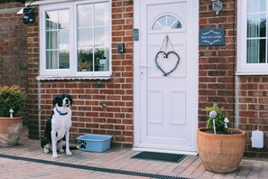 Exterior detail - 1 Bed, Sleeps 2, Free Parking, Pets Welcome (Scarning,)