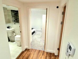 Shower, towels - 1-Bedroom Aprt in Salford- FreeParking- Sleeps3 (Salford)