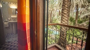 A bathroom with a checkered floor, a sink, and a mirror. - Guest house in oasis amazrou Zagora south est Maro (Amazraou zagora)