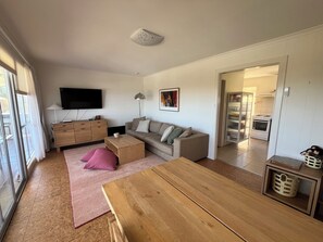Smart TV, DVD player, livros, videoteca