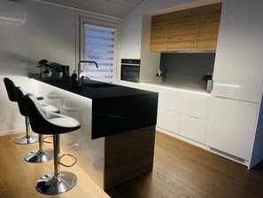 Jääkaappi, mikroaaltouuni, uuni, liesi