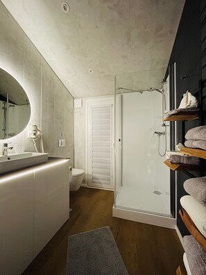 Baignoire, séchoir à cheveux, serviettes fournies