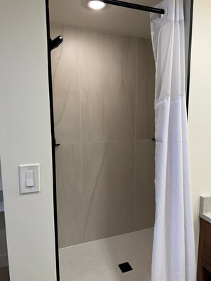 Dusche, Haartrockner, Handtücher, Toilettenpapier