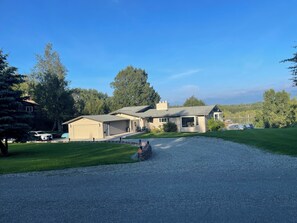 Exterior - Lakefront Escape Minutes from Anchorage Airport (Anchorage)