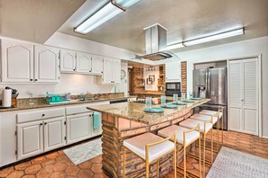 Fridge, microwave, stovetop, dishwasher - Families & Groups Welcome! Home 6 Mi to Old Town (Paradise Valley)