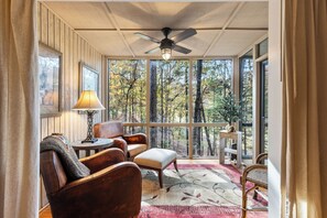 Televisio, takka, Netflix, DVD-soitin