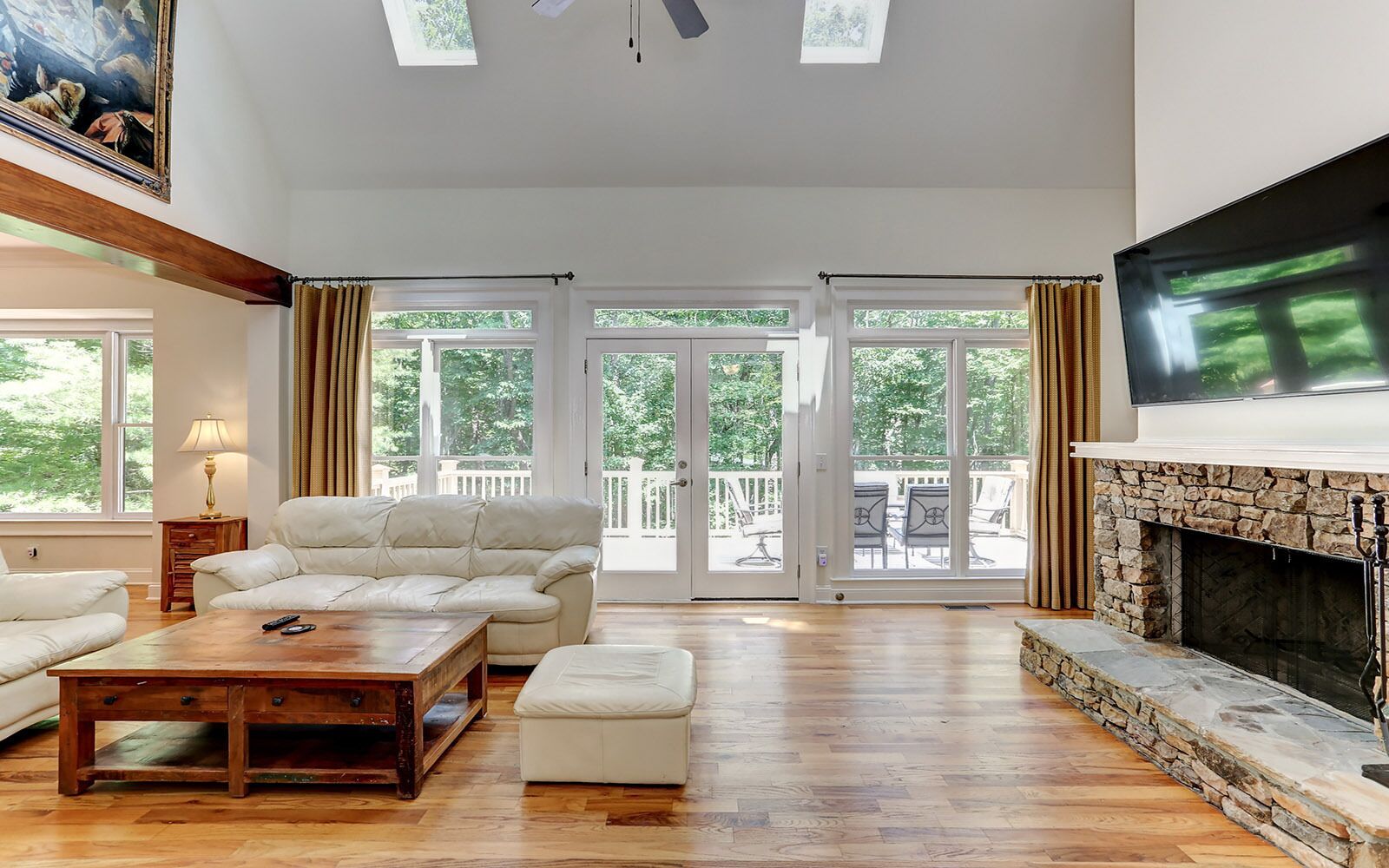 Redding Retreat - Sip Wine Fireside, Swim at Community Pools & Play Golf