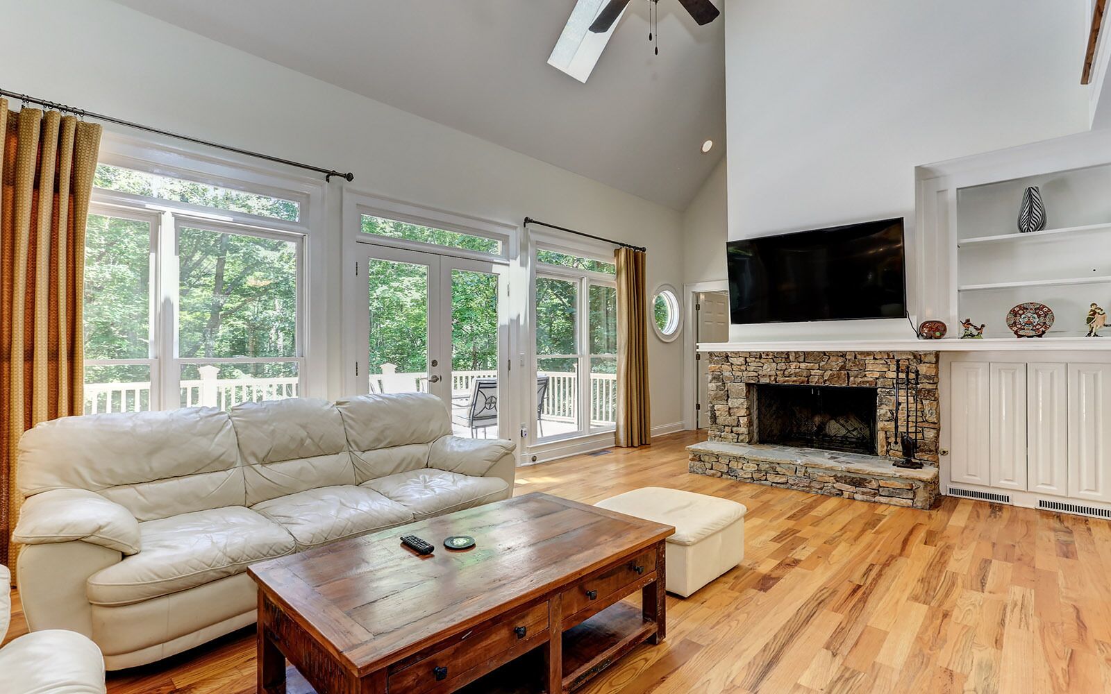 Redding Retreat - Sip Wine Fireside, Swim at Community Pools & Play Golf