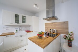 Kylskåp, ugn, spishäll och diskmaskin