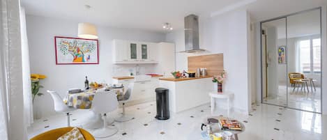 Fridge, oven, stovetop, dishwasher