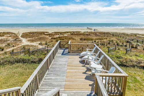 Beachfront home with beach access, deck, outdoor shower & washer/dryer