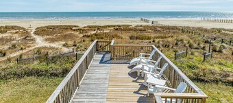 Beachfront home with beach access, deck, outdoor shower & washer/dryer