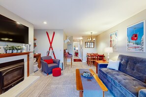 TV, fireplace, books - Charming condo near skiing and trails with gas fireplace and deck (Warren)