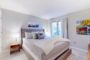 1 bedroom, iron/ironing board, internet, bed sheets - Charming condo near skiing and trails with gas fireplace and deck (Warren)