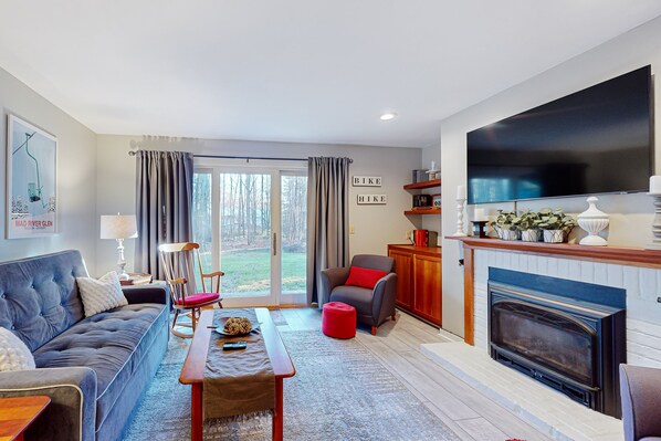 TV, fireplace, books - Charming condo near skiing and trails with gas fireplace and deck (Warren)