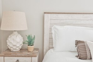 3 bedrooms, free WiFi, bed sheets - Driftwood Haus - Steps to Beach - 7 Separate Beds - Pet Friendly - Pool - Grill (Gulf Shores)