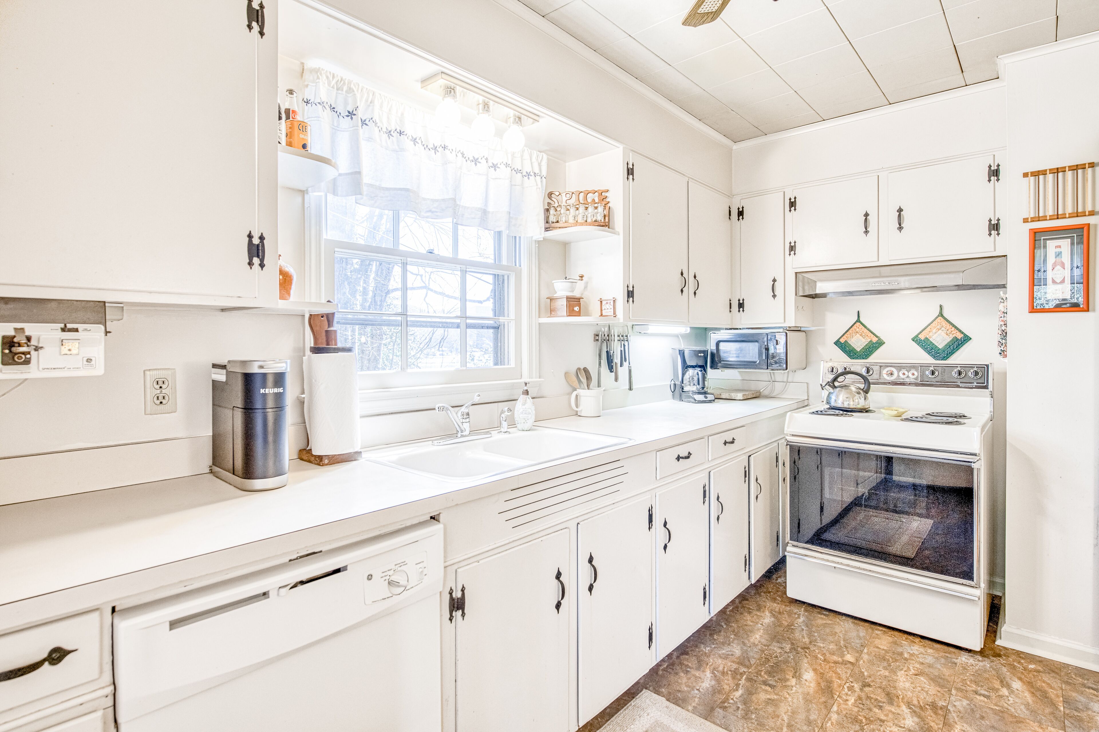 Réfrigérateur, four à micro-ondes, un four, surface de cuisson