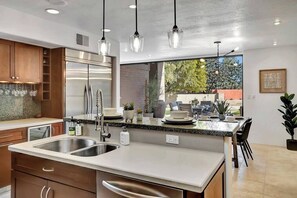 Frigorifero, microonde, forno, piano cottura