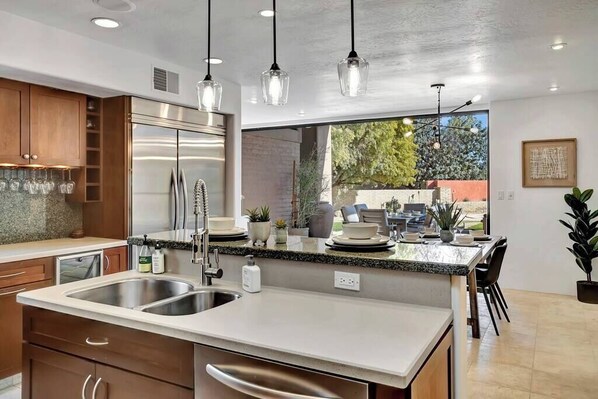 Fridge, microwave, oven, stovetop - Joshua Tree Manor I By Hotel Home Stays (Paradise Valley)