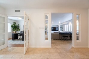 Smart-tv, een open haard, een tafeltennistafel en boeken