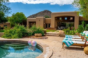 Una piscina al aire libre, una piscina climatizada