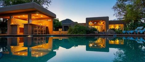 Una piscina al aire libre, una piscina climatizada