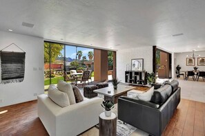 Smart TV, caminetto, tavolo da ping pong, libri