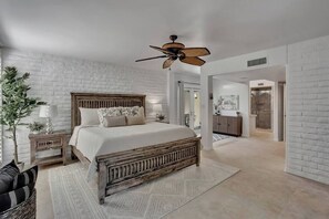 4 habitaciones, escritorio y tabla de planchar con plancha