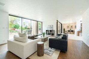 Smart TV, fireplace, table tennis, books - Joshua Tree Manor I By Hotel Home Stays (Paradise Valley)