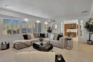 Smart TV, fireplace, table tennis, books - Joshua Tree Manor I By Hotel Home Stays (Paradise Valley)