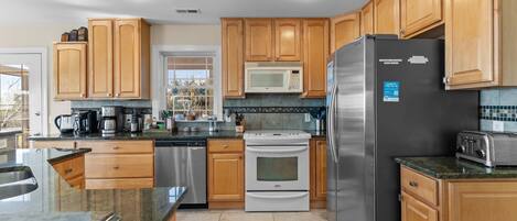 Refrigerador, microondas, horno y parrilla de estufa