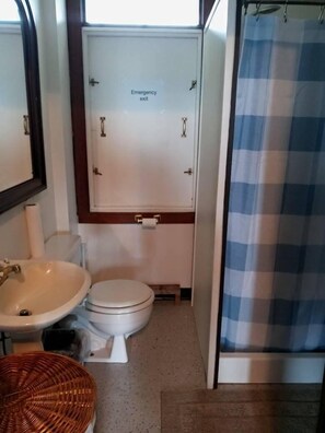 Shower, rainfall showerhead, free toiletries, soap