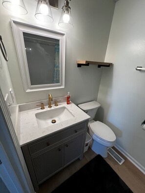 Duschwanne, Handtücher, Toilettenpapier